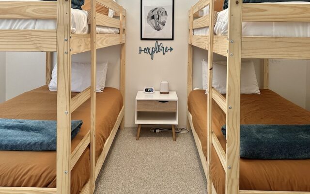 Rhodie House 3 Bedroom Home by NW Comfy Cabins by RedAwning