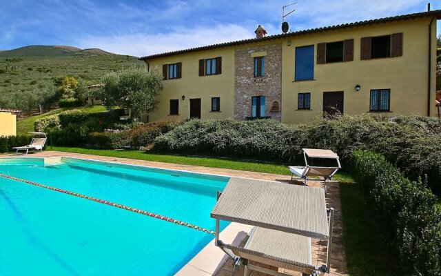 Spacious Farmhouse in Trevi With Swimming Pool