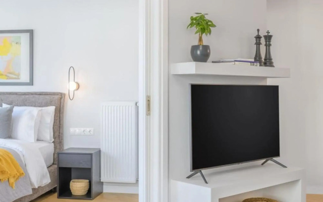 Sun-Splashed 2-BDR Corner Apartment with Hillside views!