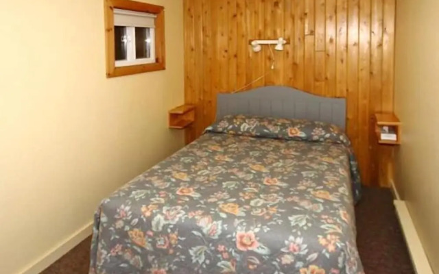 Spectacle Lake Lodge