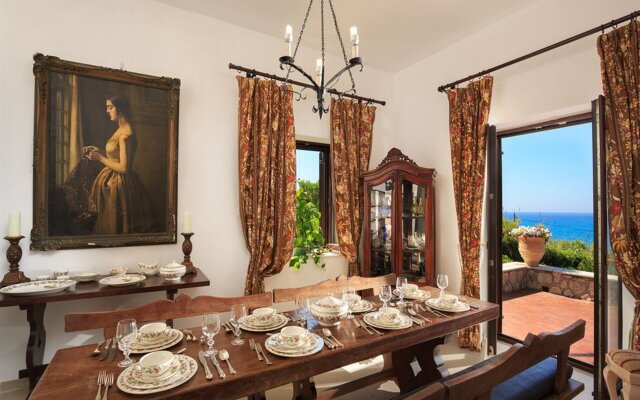 Villa Quietude, beach front villa with a pool