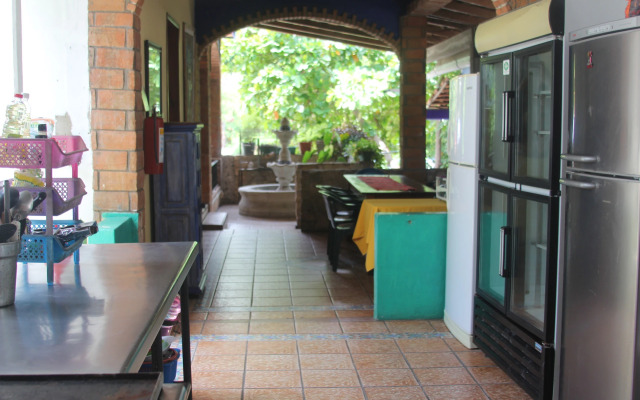 Mayflower Hotel & Hostal