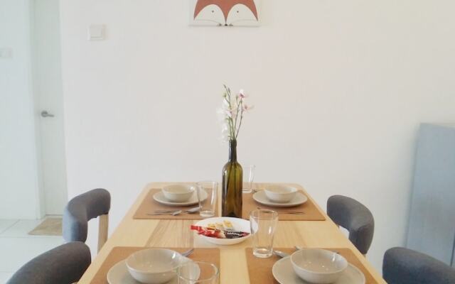 Teiw Family Homestay at Skypod Residence Puchong