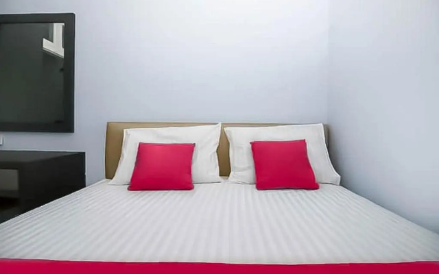 RedDoorz near Stasiun Lawang