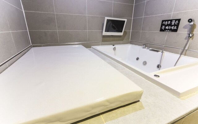 Changwon Buk-myeon The B and B Hotel
