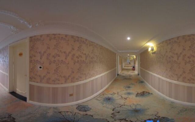 Shijia Fashion Hotel (Xinxiang East Railway Station)