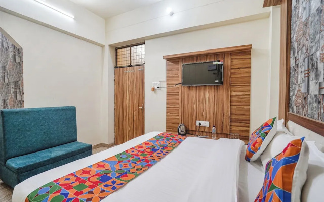 Fabhotel Triweni Palace