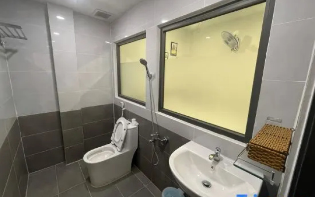 Phu Gia Hotel 1609 Huynh Tan Phat – Bathroom – Ho Chi Minh City