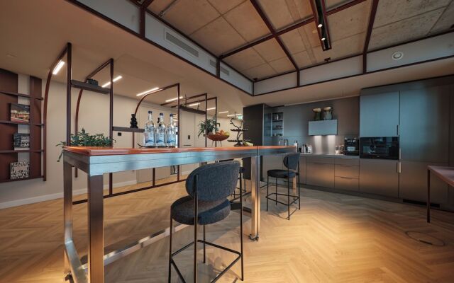 The Zipper Hotel & Apartments