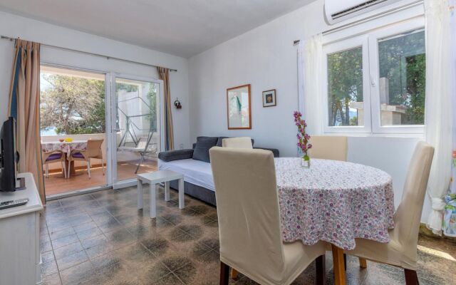 Beautiful Home in Sucuraj With Wifi and 2 Bedrooms
