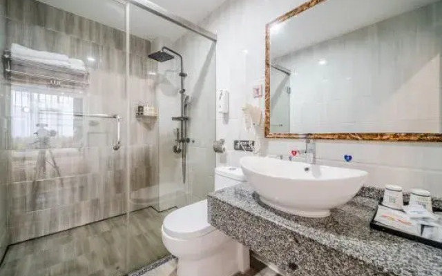 Liping Yihe Shangpin Hotel