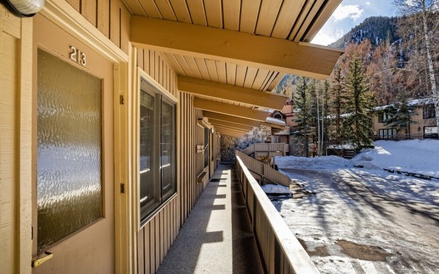 Comfortable & Modern 2 Bedroom Apartments - Right on the Slopes!