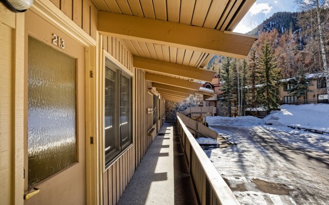 Comfortable & Modern 2 Bedroom Apartments - Right on the Slopes!