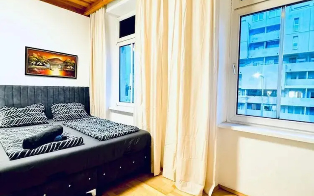 Comfortable 4BR Apt for 12 FAC Platz