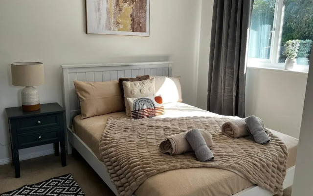 Luxury 4 bed House Sleeps 8, Enjoy in Comfort