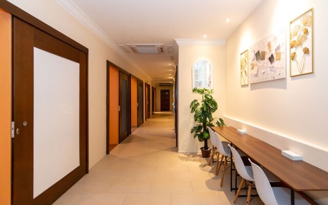 Momostay Capsule Hotel