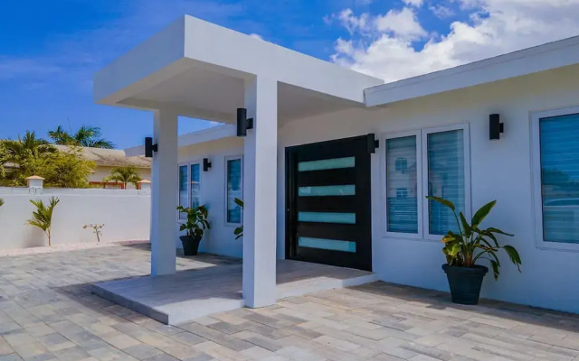 NEW 5BR Villa w Privatepool 3min to Eagle Beach
