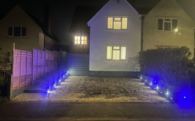 Charming 3-bed Home Minutes From City Centre