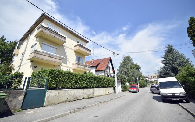 Maja Superior Apartment with Balcony