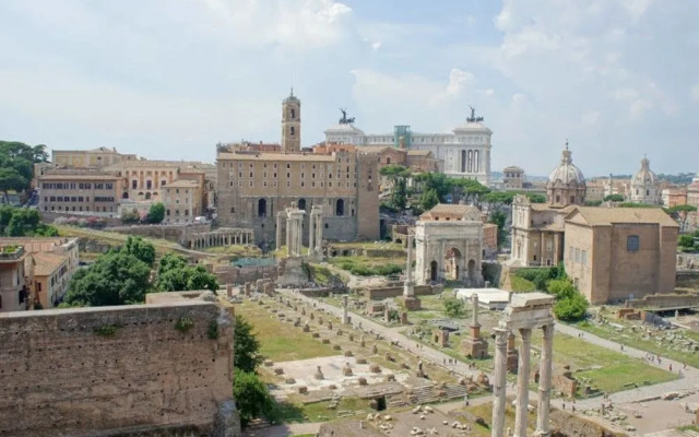 Sunny Flat in Elegant Building Close to Colosseum