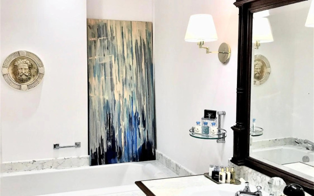 MONDRIAN Luxury Suites & Apartments Market Square IV