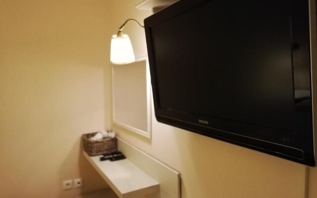 Lux House next to the Airport of Athens. Transport 24h