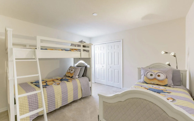 4 bed House/w pool & Garage