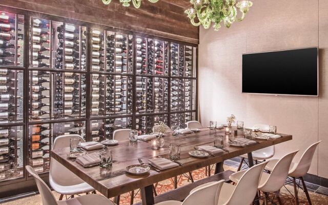 Le Méridien Columbus, The Joseph