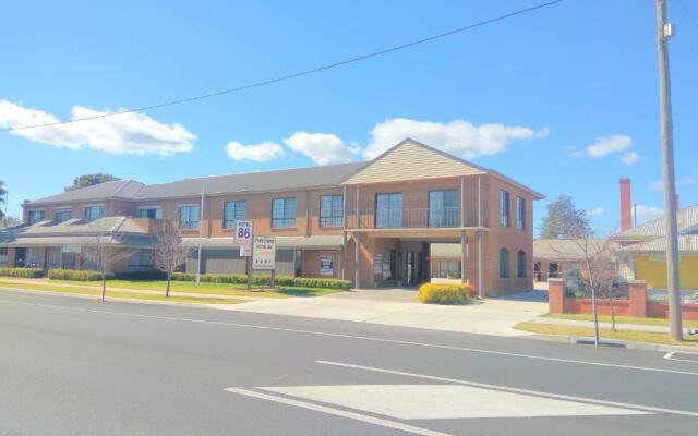 Holbrook Town Centre Motor Inn