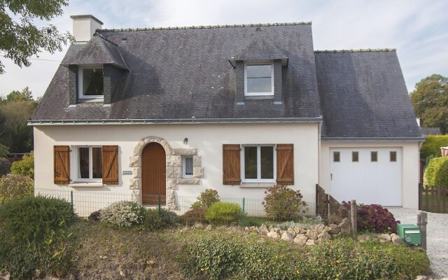 Classic Holiday Home in Riec-sur-bélon With Private Garden