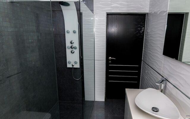 Beautiful Modern Apartment with Balcony And Stunning Sea View