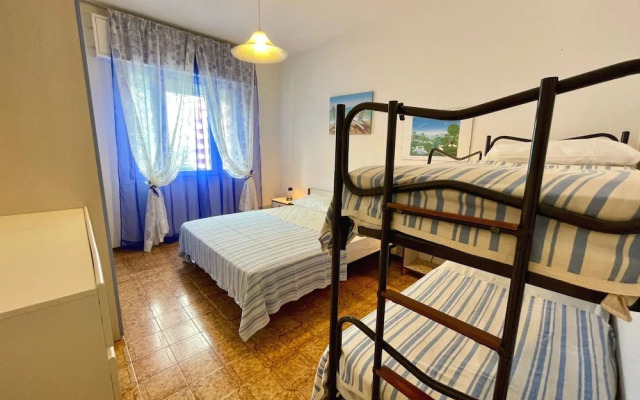 Beachside Flat With Shared Pool