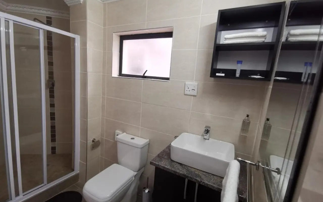 Lucolo Palace B&B - East London