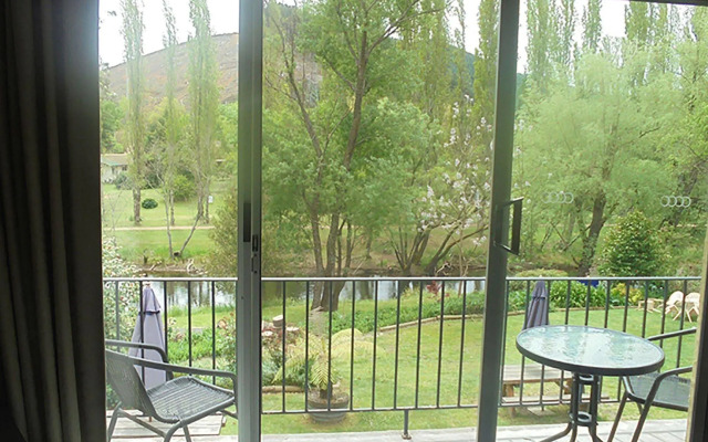 Riverbank Park Motel