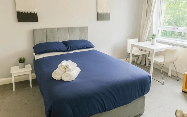 2 Bed Apartment - Sleeps 4 - Parking - Wifi