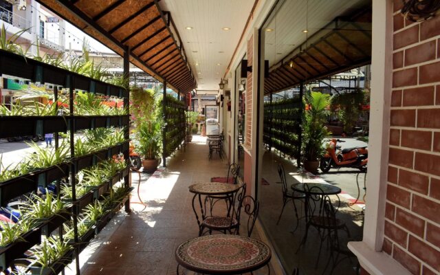 Outdoor Inn Kata Hotel
