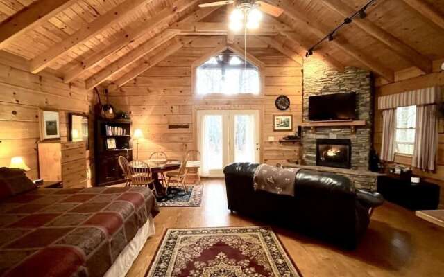 Romantic, pet Friendly Cabin With Private hot Tub, Washer/dryer and Full Kitchen Studio Cabin by Redawning