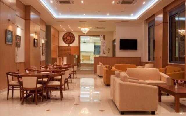 Saronis Hotel
