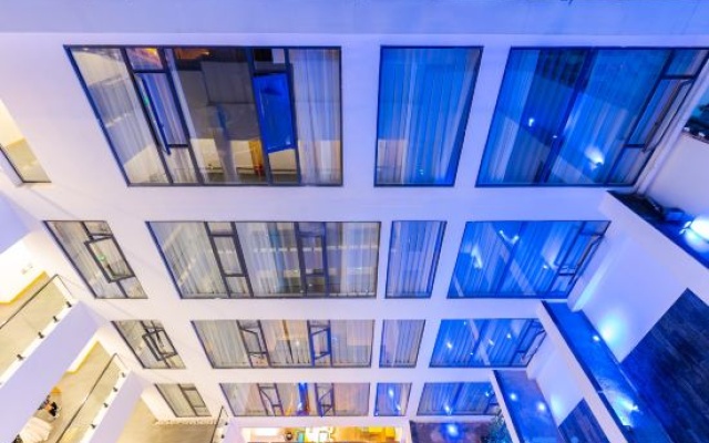 Twelve City Tujia Boutique Homestay (Stream‑Side & Mountain‑View, Near Furong Town Grand Waterfall) – Hotel Rooms – Xiangxi