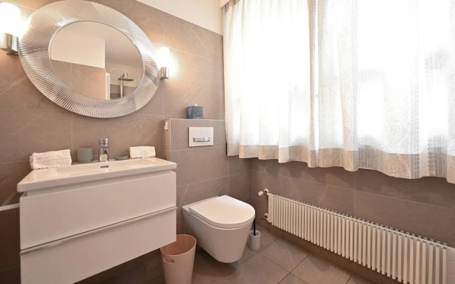 One & Only Lake View Apartment