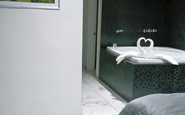 La frontera suites motel