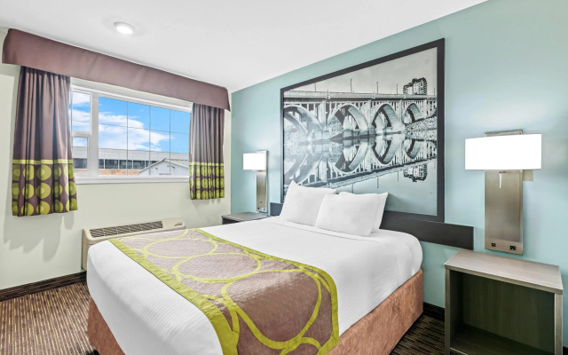 Super 8 by Wyndham Saskatoon Near Saskatoon Airport