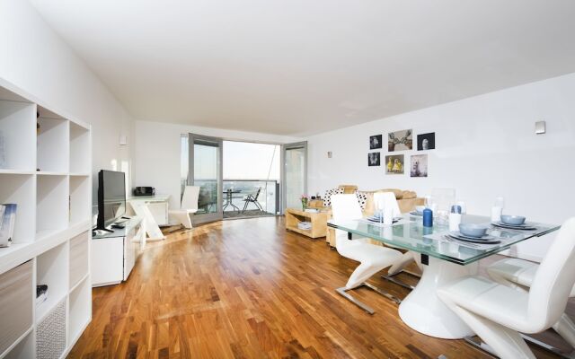 Modern 2BR Flat with Thames River View