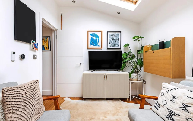 Modern & Airy 2-bed Gem in Trendy Stoke Newington