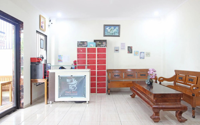 RedDoorz near UII Jakal