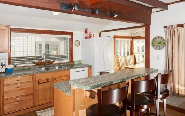 The Mermaid at Nye Beach 3 Br home by RedAwning