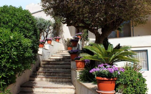 Villa Floridia, just 300 m from the sea