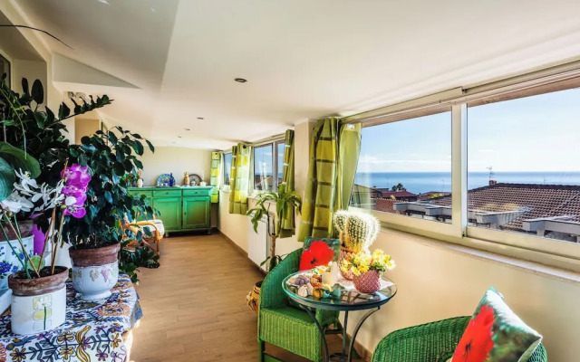 Golden Park Apartment with Terrace