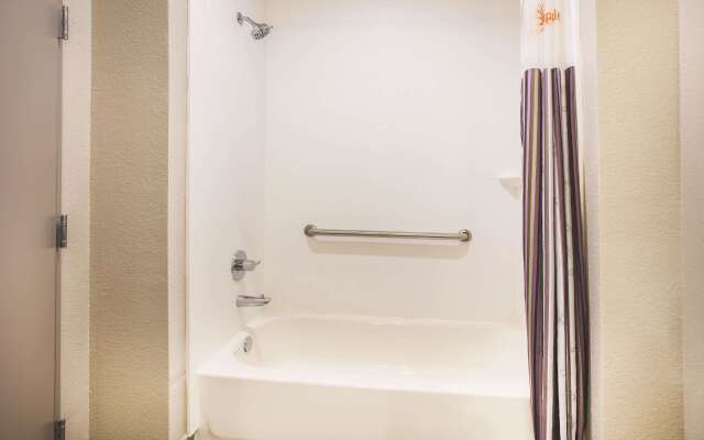 La Quinta Inn & Suites by Wyndham Dallas Plano - The Colony