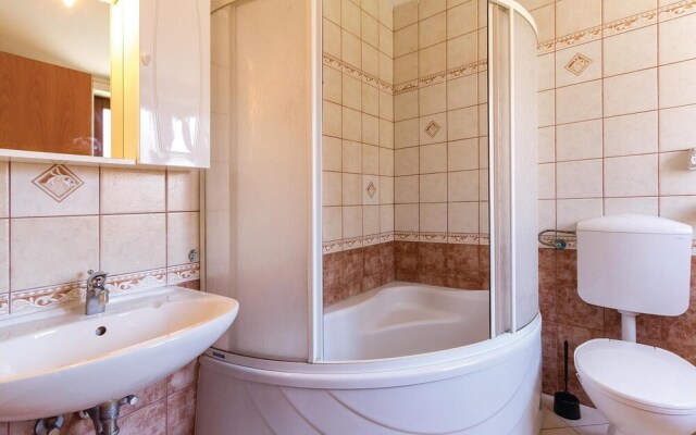 Nice Home in Liznjan With Wifi and 6 Bedrooms